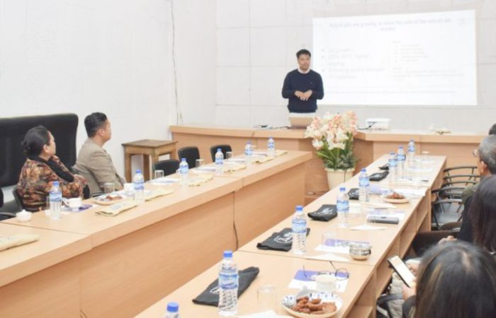 Resource person Kevisato Sanyü presenting at the Mokokchung School Administrators Meet organised by the NagaEd at Hotel Metsuben on February 3.